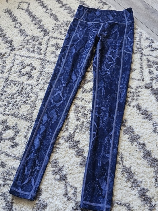 Victoria's Secret Pants - Victoria’s Secret Flow On Point Blue Snakeskin Leggings High Rise with Pockets